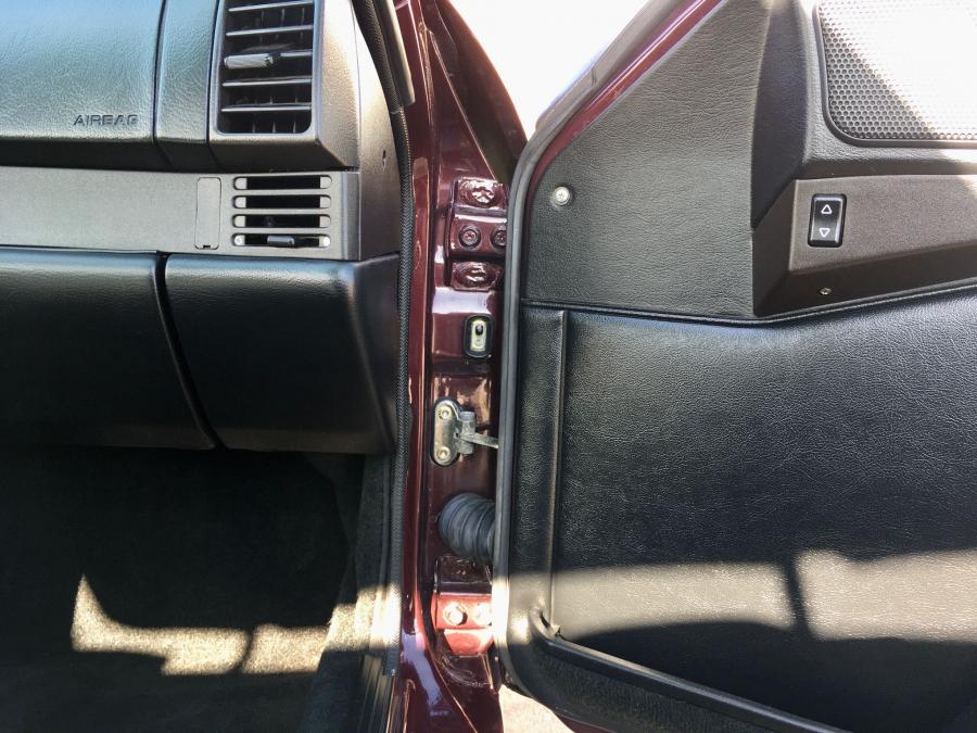 Детали интерьера Porsche 944 S2 Red Pearl 1990 года  (фото 75 из 86)